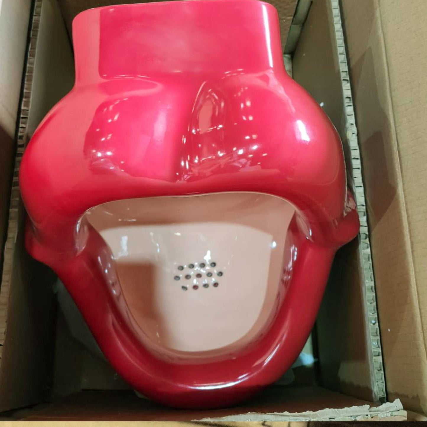 Hot sell 2023 unconventional kiss shape wall mounted oem irregular shaped sanitary ware bathroom wc wall hung urinals