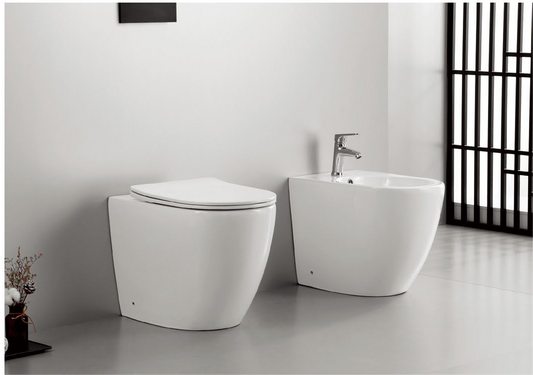 Set Aidy XL L'unico WC a pavimento sul mercato in grado di gestire uno scarico dell'acqua da 100 mm a 230 mm in tutti gli edifici e bidet a pavimento senza brida, sifone s/p